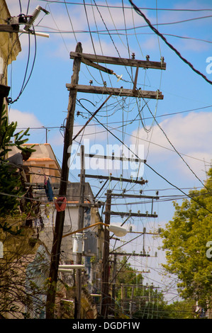 Olds elektrische Holzpfosten über einen bewölkten Himmelshintergrund. Stockfoto