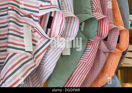 Hemd auf dem Kleiderbügel in vielen Farben Stockfoto