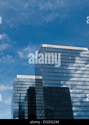 Nord Brüssel neue Bürotürme mit Reflexionen in der Glasfassade Stockfoto