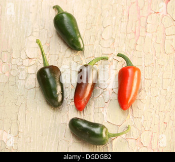 Roten & grüne Jalapeño Chilischoten Stockfoto