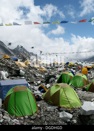 Die bunten Zelte von Everest Base Camp punktieren die Landschaft am Fuße des Mount Everest in Nepal. Stockfoto