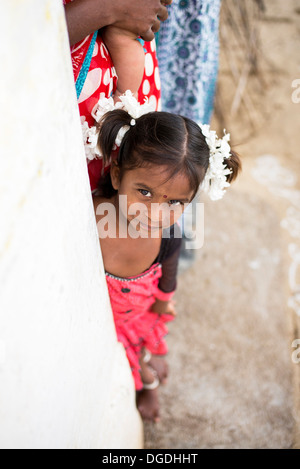 Glückliche junge indische Bauerndorf Mädchen. Andhra Pradesh, Indien Stockfoto