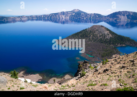 Wizard Island is a volcanic cinder cone which forms an island at the west end of Crater Lake Stockfoto