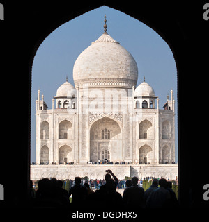 Touristen, die durch das Haupttor ins Taj Mahal in Agra, Indien Komplex. Stockfoto