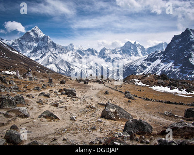 Ama Dablam (links) und andere Gipfel entlang der Everest Base Camp Trek, Nepal. Stockfoto