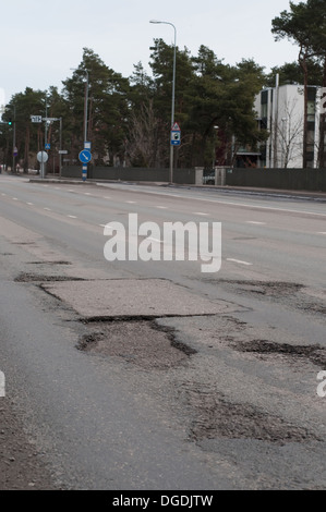 Schlaglöcher auf der Straße Stockfoto