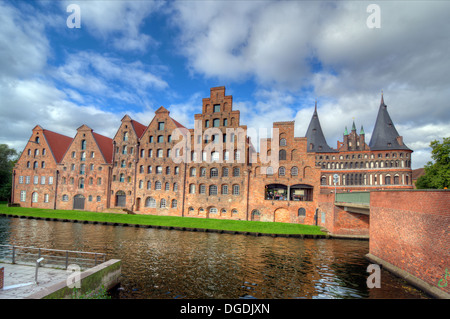 Die Salzspeicher (Salz Lagerhäuser) von Lübeck, Deutschland, sind historische Backsteingebäude auf der oberen Trave neben den Holste Stockfoto