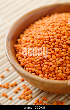 Nahaufnahme der Holzschale voll von roten Linsen Stockfoto