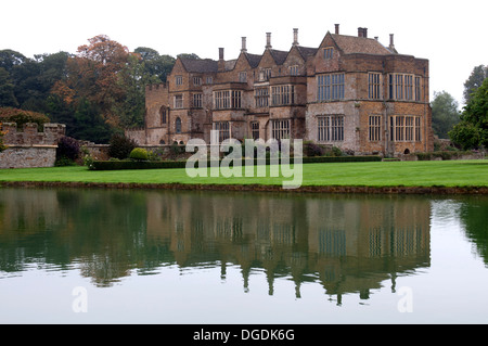 Broughton Burg und Reflexion in den Wassergraben, Oxfordshire, England, UK Stockfoto