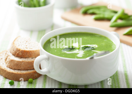 Erbsensuppe mit Minze Stockfoto