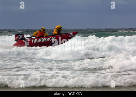 Thundercat 01 Rennen Action Bild wie es in der Brandung an der Weltmeisterschaft, Watergate Bay, Cornwall (2013). Stockfoto