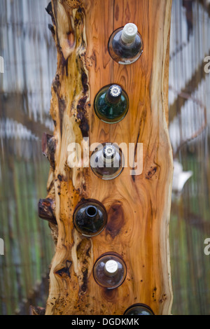 Geschnitzte hölzerne Wein Halter auf dem display Stockfoto