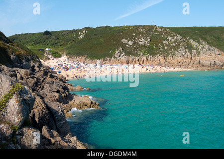 Porthcurno Strand und Türkis klares Meer an einem voll sonnigen Sommertag in Cornwall UK. Stockfoto
