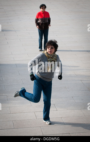 Morgengymnastik im Jingshan-Park in Peking, China Stockfoto