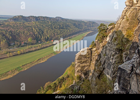 Blick über die Elbe von Bastei, Elbsandsteingebirge, Sachsen, Deutschland, Europa Stockfoto