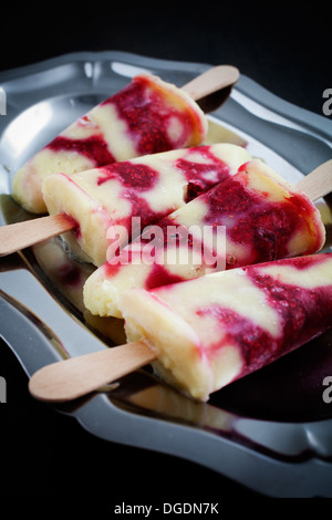 Hausgemachte Eis am Stiel mit Vanillepudding und Himbeeren Stockfoto