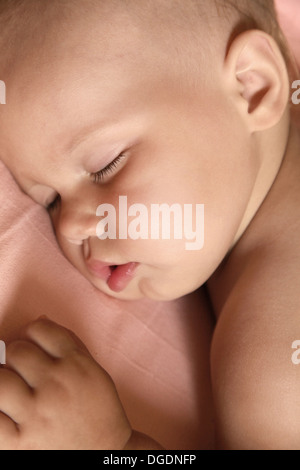 Closeup Portrait von Little Baby schlafend im Bett Stockfoto