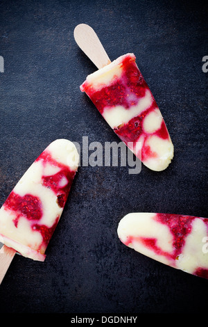 Hausgemachte Eis am Stiel mit Vanillepudding und Himbeeren Stockfoto