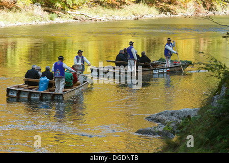 Rafting auf traditionelle, hölzerne Flöße durch Dunajec-Schlucht, der Pieniny-Gebirge, Polen / Slowakei. Stockfoto