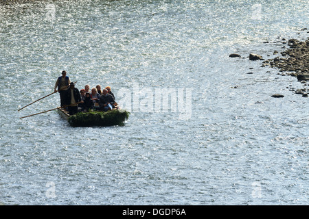 Rafting auf traditionelle, hölzerne Flöße durch Dunajec-Schlucht, der Pieniny-Gebirge, Polen / Slowakei. Stockfoto