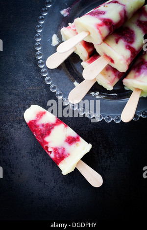Hausgemachte Eis am Stiel mit Vanillepudding und Himbeeren Stockfoto