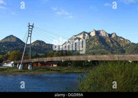 Wanderweg Hängebrücke zwischen Polen und der Slowakei über Fluss Dunajec im Pieniny-Gebirge. Trzy Korony Peak im Hintergrund. Stockfoto