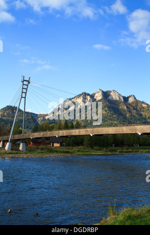 Wanderweg Hängebrücke zwischen Polen und der Slowakei über Fluss Dunajec im Pieniny-Gebirge. Trzy Korony Peak im Hintergrund. Stockfoto