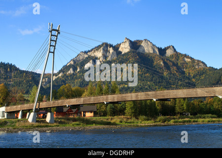 Wanderweg Hängebrücke zwischen Polen und der Slowakei über Fluss Dunajec im Pieniny-Gebirge. Trzy Korony Peak im Hintergrund. Stockfoto