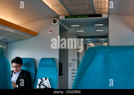 im Inneren der Shanghai Maglev Train genannt auch Shanghai Transrapid - Magnetschwebebahn auf Longyang in Shanghai, China Stockfoto