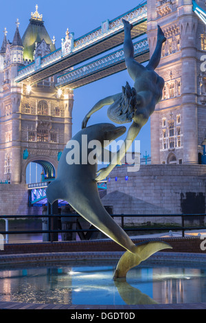 Tower Bridge und Dolphin Statue London Stockfoto
