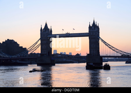 London Tower Bridge bei Sonnenaufgang England Stockfoto