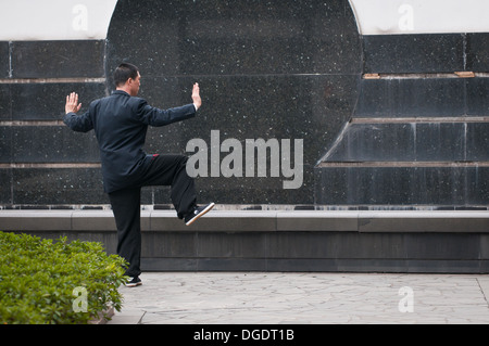 Büroangestellter üben Taijiquan (Tai Chi) im Stadtteil Pudong, Shanghai, China Stockfoto