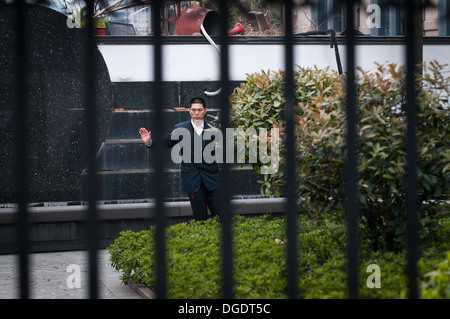 Büroangestellter üben Taijiquan (Tai Chi) im Stadtteil Pudong, Shanghai, China Stockfoto
