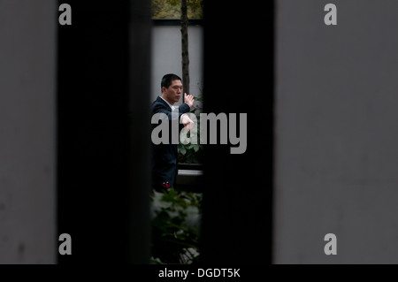 Büroangestellter üben Taijiquan (Tai Chi) im Stadtteil Pudong, Shanghai, China Stockfoto