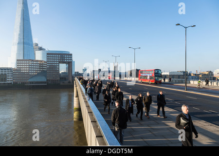 Am frühen Morgen Pendler cross London Bridge für die Stadt an einem kalten, sonnigen Wintermorgen Stockfoto