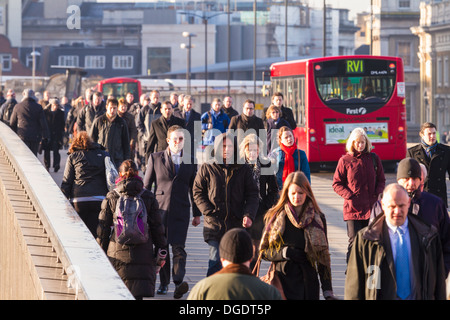 Am frühen Morgen Pendler cross London Bridge für die Stadt an einem kalten, sonnigen Wintermorgen Stockfoto