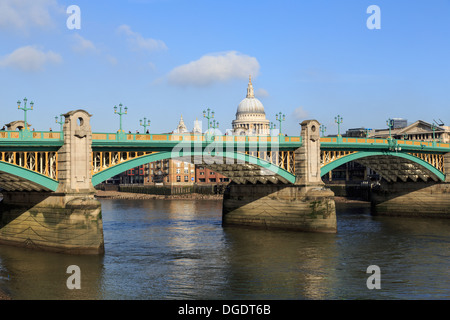 St Pauls Cathedral London und Southwark Bridge River Thames Stockfoto
