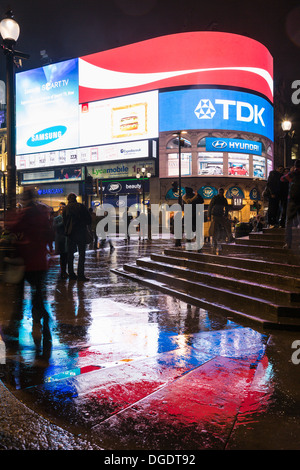 Piccadilly Circus in London Nacht Stockfoto