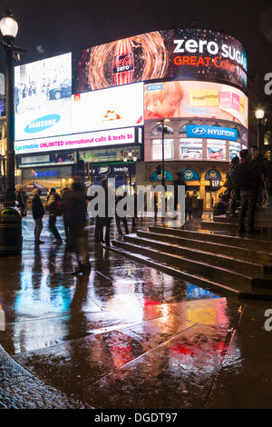 Piccadilly Circus in London Nacht Stockfoto