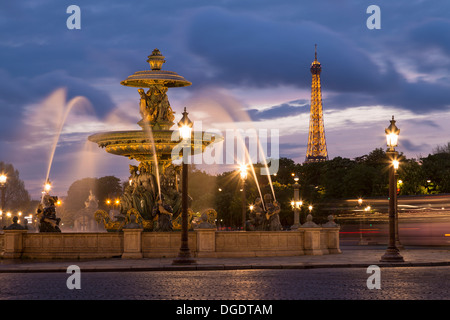 Place De La Concorde Brunnen und Eiffelturm bei Sonnenuntergang Paris Frankreich Stockfoto