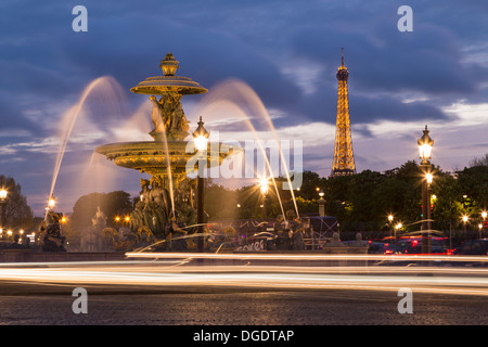 Place De La Concorde Brunnen und Eiffelturm bei Sonnenuntergang Paris Frankreich Stockfoto