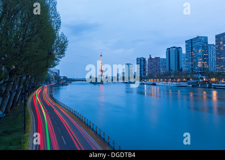 Verkehr Straße Szene mit Eiffelturm und Seine in der Dämmerung Paris Frankreich Stockfoto