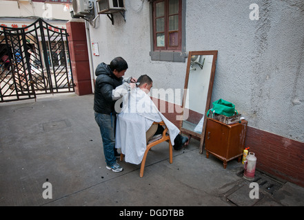 Friseur auf Straße in Shanghai, China Stockfoto