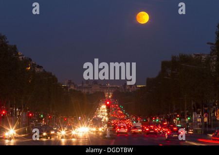 Der Mondaufgang über der Avenue des Champs Elysées mit Blick auf den Louvre in Paris Frankreich Stockfoto