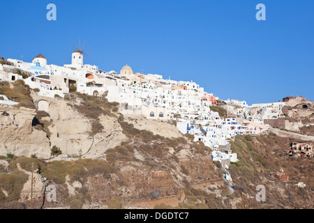 Oia, von unten gesehen in Santorini, Griechenland. Stockfoto