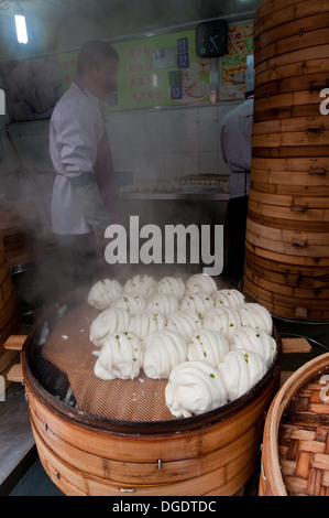 Knödel (gedämpfte Brötchen Xiaolongbao genannt) auf Lebensmittelmarkt in der Altstadt (Nanshi), Shanghai, China Shanghai Stockfoto