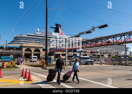 Passagiere mit Gepäck aussteigen Carnival Magic Kreuzfahrtschiff in Galveston Texas USA Stockfoto