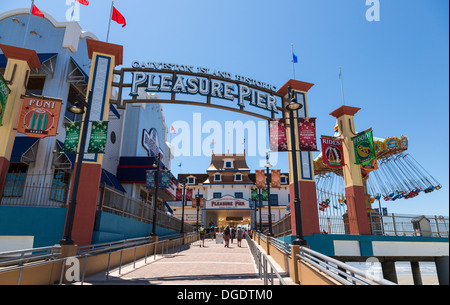 Touristen, die zu Fuß in Galveston Island historischen Vergnügen Pier an sonnigen Tag Stockfoto