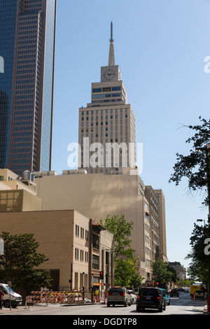 Commerce Straßenszene zeigt Mercantile National Bank Building Dallas Texas USA Stockfoto