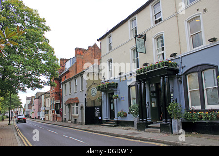 Die Elster-Kneipe an der Thames Street, Sunbury am Thames, Surrey, England, UK. Stockfoto